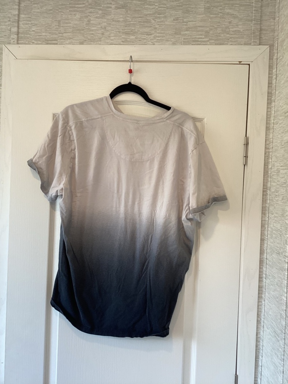 Hollister Men's Ombre V-Neck Tee - White to Gray/Black Fade 2XL EUC - Picture 2 of 3